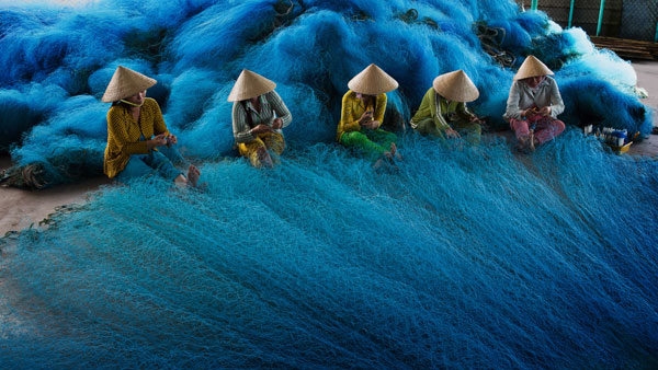 Vietnamese Fishermen Casting Net Photograph by Lisa Top - Fine Art