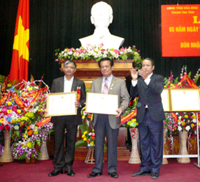 Đồng chí Nguyễn Văn Thanh, Phó Tổng Thanh tra Chính phủ trao tặng kỷ niệm chương " Vì sự nghiệp Thanh tra"