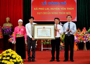 Thay mặt lãnh đạo tỉnh, Đồng chí Hoàng Văn Tứ, UVTV Tỉnh ủy, Phó Chủ tịch HĐND tỉnh trao bằng công nhận đạt chuẩn nông thôn mới cho xã Phú Lai.