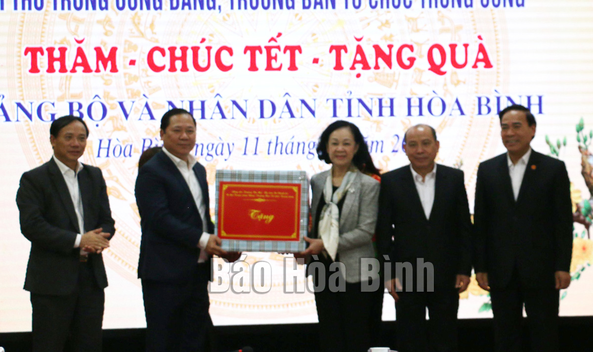 Đồng chí Trương Thị Mai, Ủy viên Bộ Chính trị, Bí thư T.Ư Đảng, Trưởng Ban Tổ chức T.Ư thăm, chúc Tết, tặng quà tại tỉnh