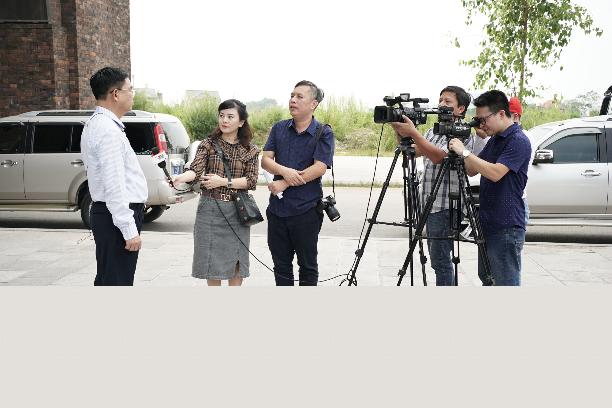 Hội viên, nhà báo Thái Nguyên đi thực tế các công trình trọng điểm tại thành phố Thái Nguyên. Ảnh: Hoàng Thi