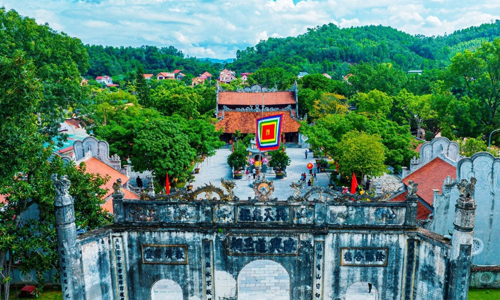 Quang cảnh đền Kiếp Bạc - nơi tôn vinh chiến công hiển hách Hưng Đạo Đại vương Trần Quốc Tuấn.