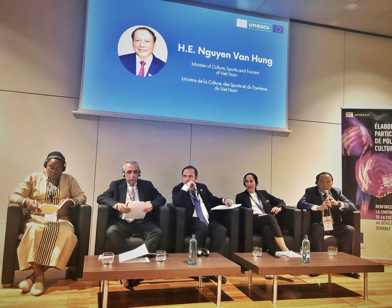 Bộ trưởng Nguyễn Văn Hùng phát biểu tại phiên thảo luận cấp Bộ trưởng do UNESCO và EU đồng tổ chức với chủ đề “Văn hóa, chất xúc tác cho phát triển bền vững: Phát huy các chính sách dựa trên thực tiễn trong quá trình xây dựng chính sách”.