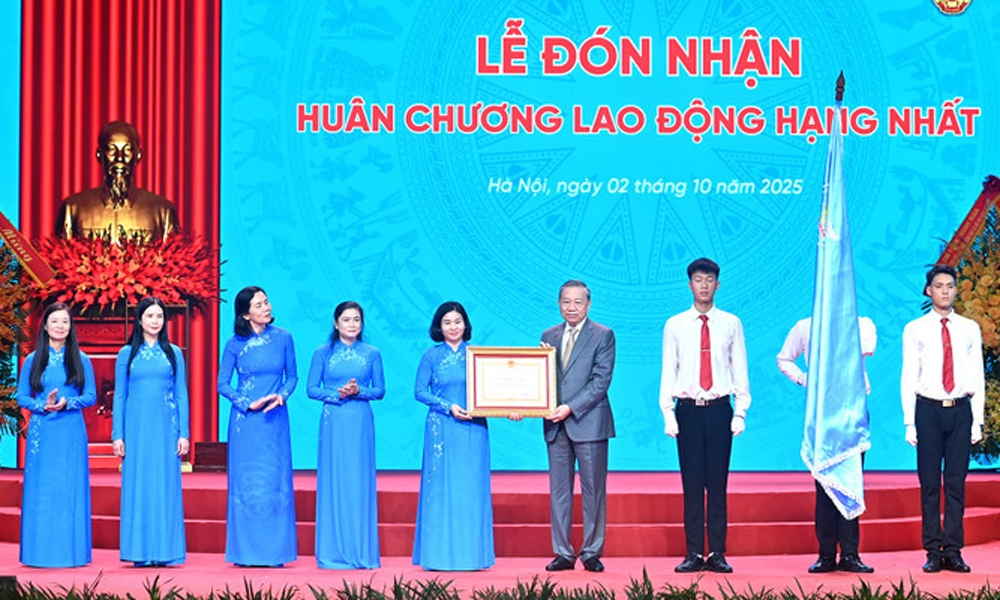 Tổng Bí thư Tô Lâm trao Huân chương Lao động hạng Nhất tặng Hội Liên hiệp Phụ nữ Việt Nam.