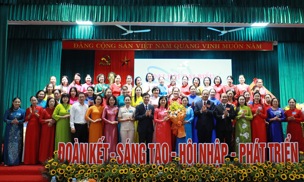 Các đồng chí lãnh đạo Hội Liên hiệp Phụ nữ tỉnh, Đảng ủy phường Bắc Giang tặng hoa chúc mừng Ban Chấp hành Hội Liên hiệp Phụ nữ phường Bắc Giang nhiệm kỳ 2025-2030.