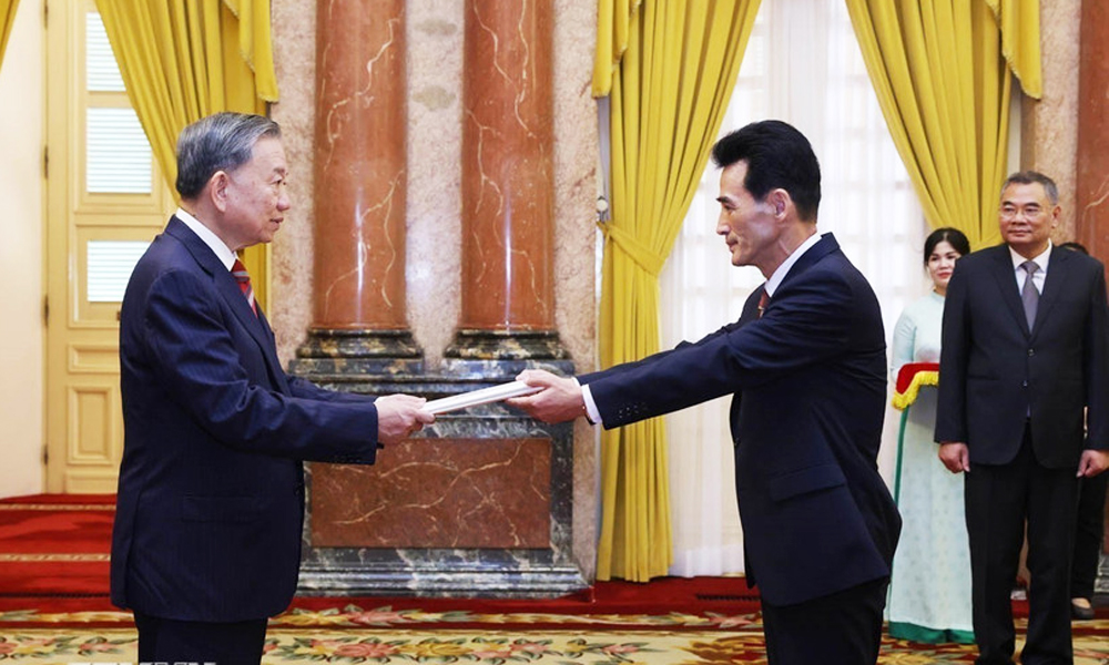 Tổng Bí thư, Chủ tịch nước Tô Lâm tiếp Đại sứ Triều Tiên tại Việt Nam Ri Sung Guk đến trình Quốc thư (Hà Nội, 12/8/2024). (Ảnh: TTXVN)