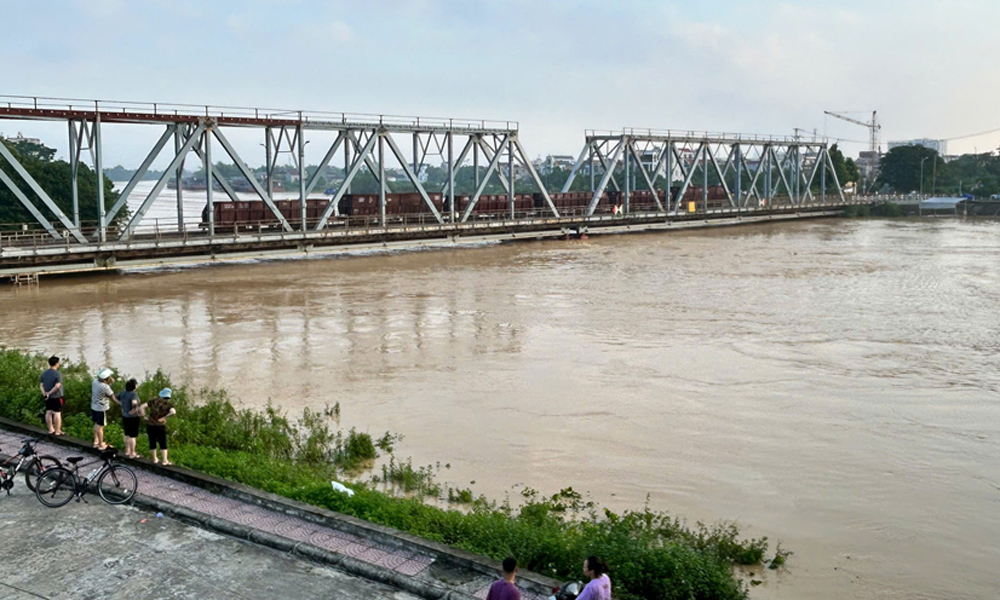 Lũ trên sông Thương đang xuống.