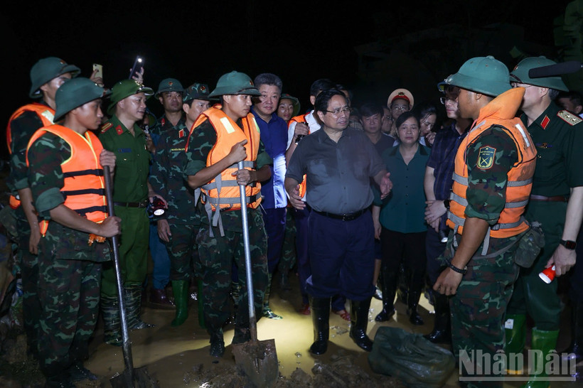 Thủ tướng Phạm Minh Chính đến kiểm tra công tác ứng phó mưa lũ tại các xã Trung Giã, Đa Phúc. (Ảnh: Trần Hải)