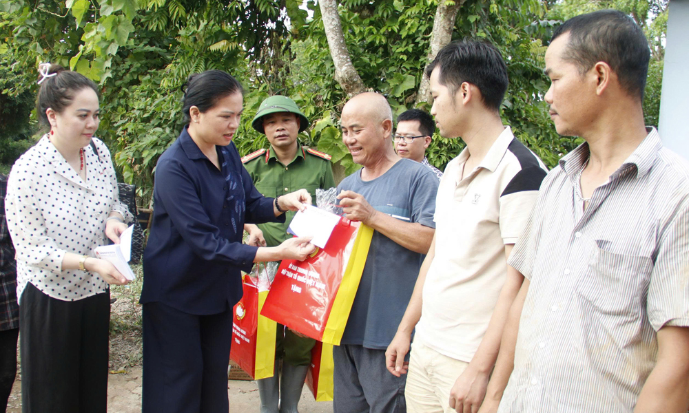 Đồng chí Hà Thị Nga trao quà cho các hộ dân xã Kép.