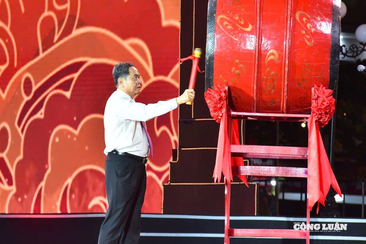 Đồng chí Trần Thanh Mẫn - Ủy viên Bộ Chính trị, Chủ tịch Quốc hội nước Cộng hòa xã hội chủ nghĩa Việt Nam đánh trống khai hội.