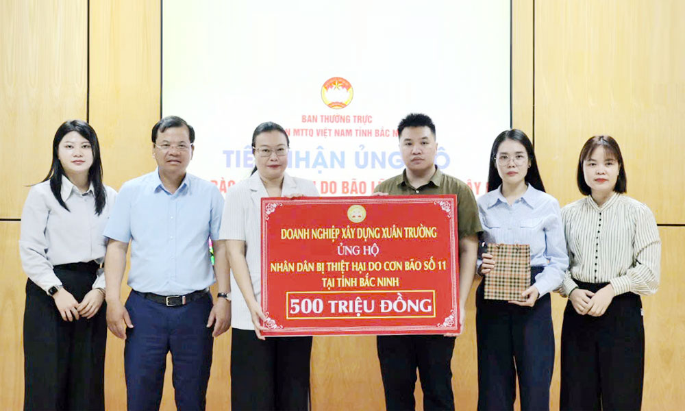 Đồng chí Phan Thế Tuấn cùng lãnh đạo Ủy ban MTTQ tỉnh tiếp nhận ủng hộ của Doanh nghiệp Xây dựng Xuân Trường.