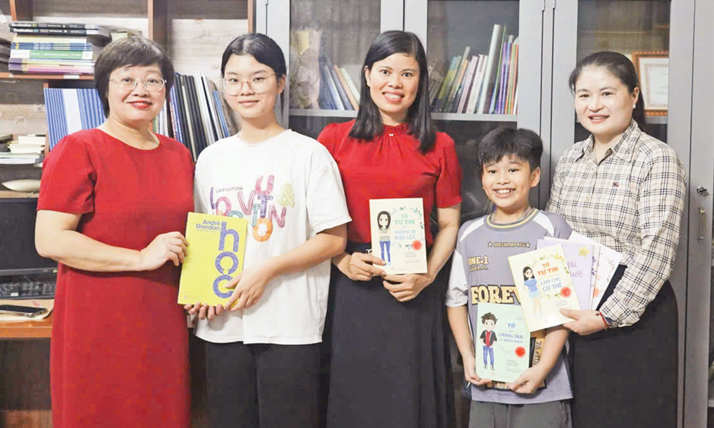 Hội Liên hiệp Phụ nữ xã Yên Phong thường xuyên phối hợp, tổ chức trao tặng sách cho các Tủ sách tại các thôn, gia đình...