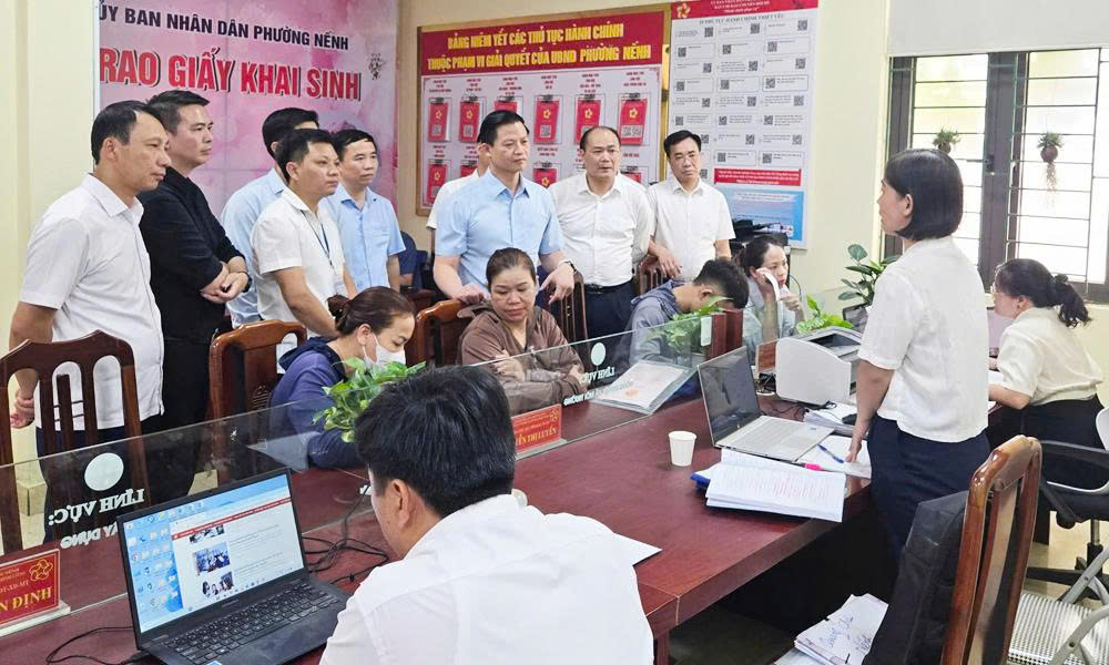 Đồng chí Vương Quốc Tuấn kiểm tra, nắm tình hình tại phường Nếnh.