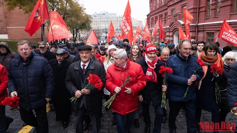 Đoàn người cùng cờ, hoa, biểu ngữ tiến vào Quảng trường Đỏ. (Ảnh: Thanh Thể)