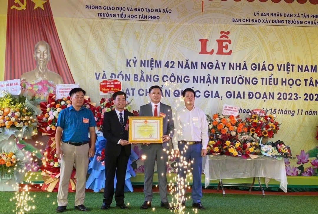 Ảnh: Ông Nguyễn Thanh Tuấn – Thường vụ huyện ủy, Phó Chủ tịch Ủy ban nhân dân huyện trao Bằng công nhận trường chuẩn Quốc gia cho nhà trường