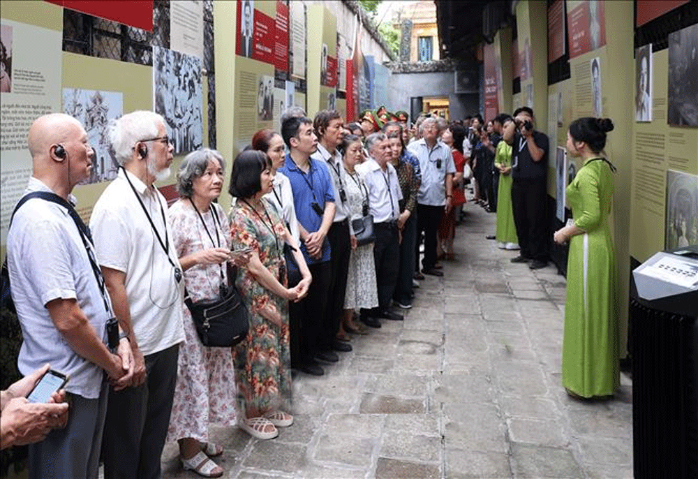 Các đại biểu tham quan trưng bày.