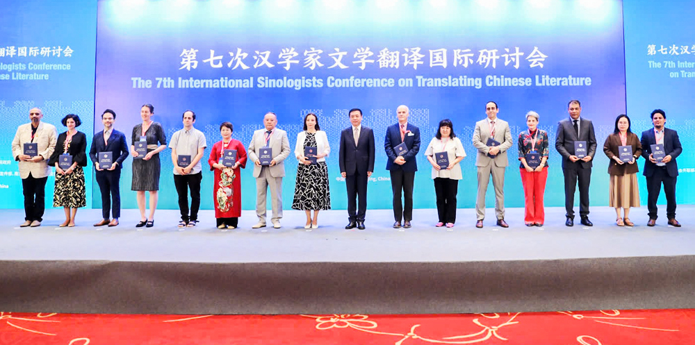 Các dịch giả văn học được vinh danh tại Hội thảo quốc tế về dịch văn học.