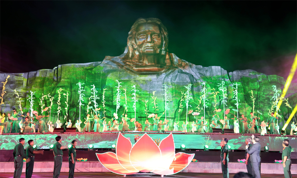 Tiết mục múa hát tại chương trình nghệ thuật đặc biệt “Bản hùng ca bất diệt”.