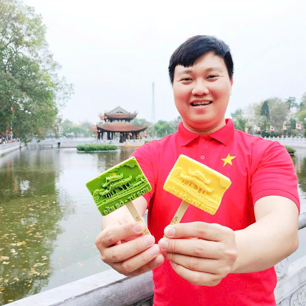 Khách hàng thích thú với những que kem có tạo hình di tích Đền Đô.