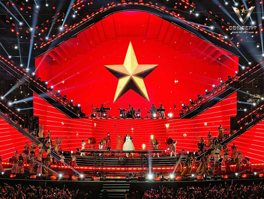 Các nghệ sĩ biểu diễn trên sân khấu.