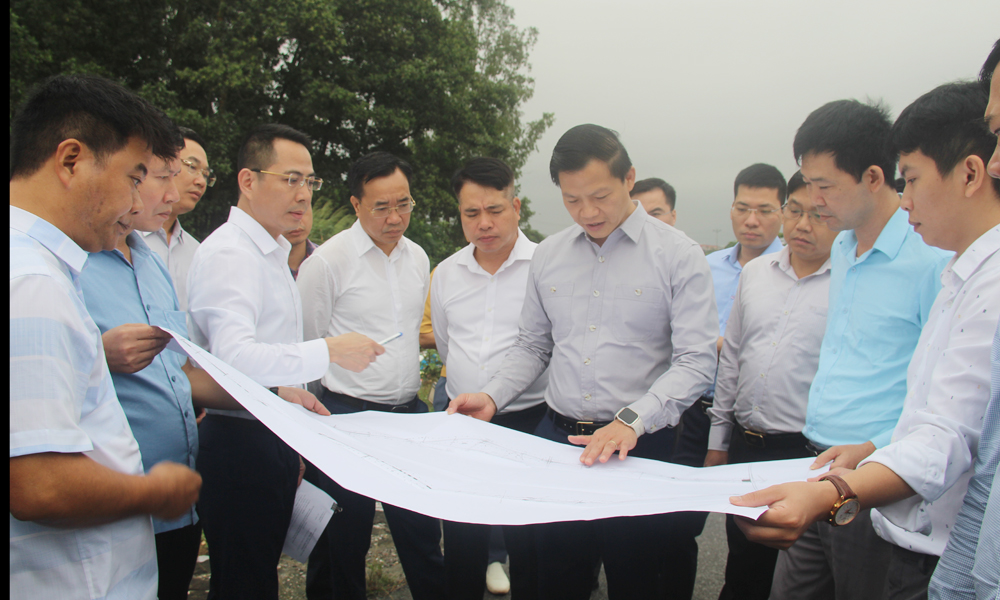 Đồng chí Vương Quốc Tuấn kiểm tra hiện trạng mặt bằng đường tỉnh 287 đoạn qua xã Yên Phong.