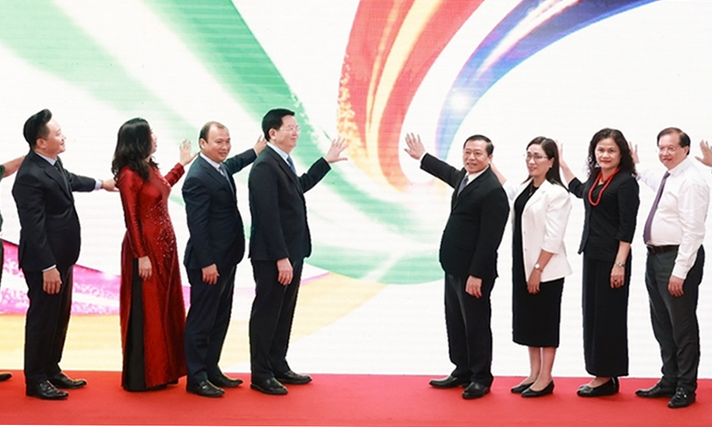 Các đại biểu thực hiện nghi thức khai trương.