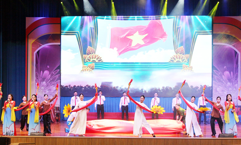 Đội Tuyên truyền lưu động tỉnh Bắc Ninh lưu diễn phục vụ Nhân dân phường Bắc Giang nhân dịp kỷ niệm 80 năm Cách mạng Tháng Tám và Quốc khánh 2/9.