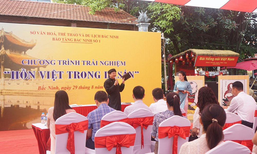 Nghệ nhân giới thiệu các công đoạn làm tranh dân gian Đông Hồ.