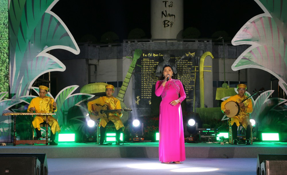 Phần thi diễn của đội Đờn ca tài tử tỉnh Cà Mau 1. Ảnh: Tuấn Kiệt/TTXVN