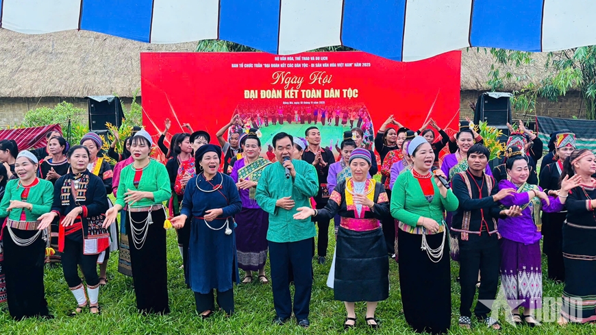 Đồng bào các dân tộc cùng cất cao tiếng hát.