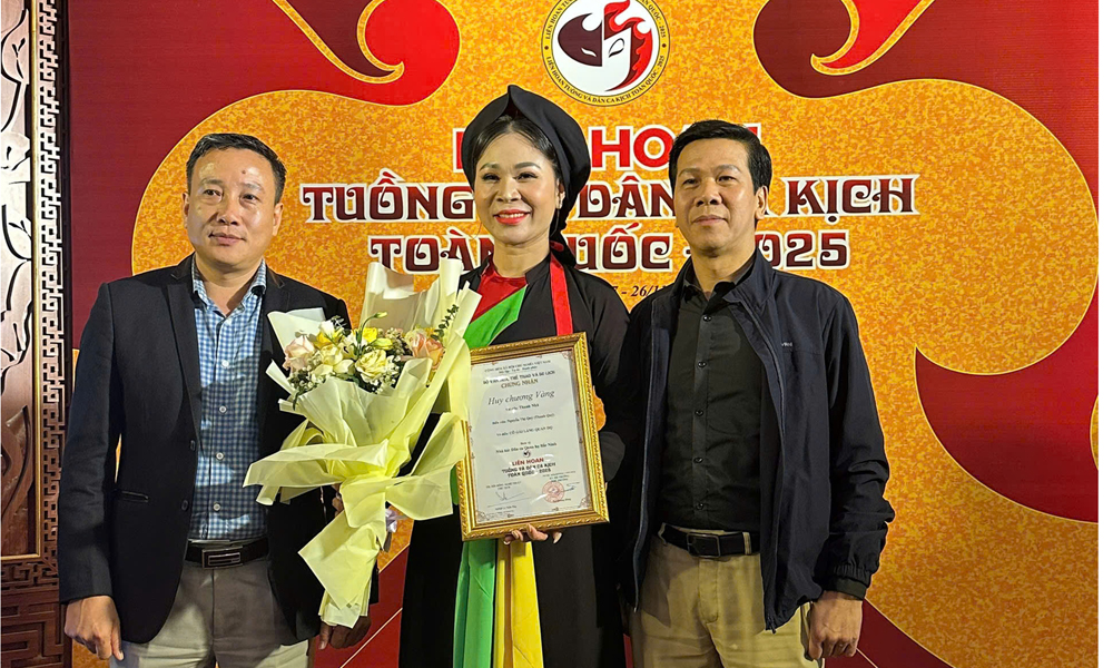 Nghệ sĩ Thanh Quý (giữa) đạt Huy chương Vàng (vai Thanh Nhã).
