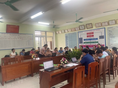 Ảnh: Bà Nguyễn Thị Hằng- Phó Giám đốc ( thứ 2 bên tay trái) trao đổi với bà Nguyễn Thị Hương - Hiệu trưởng ( thứ 2 bên tai phải) và học sinh tham dự sơ tuyển