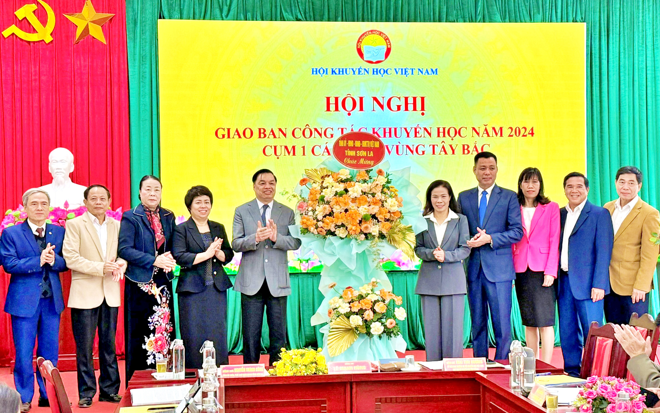 Ảnh: Lãnh đạo UBND tỉnh Sơn La tặng hoa hội nghị.