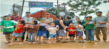 Ảnh: Ban Khuyến học dòng họ trao thưởng cho học sinh vào dịp tết Trung thu

