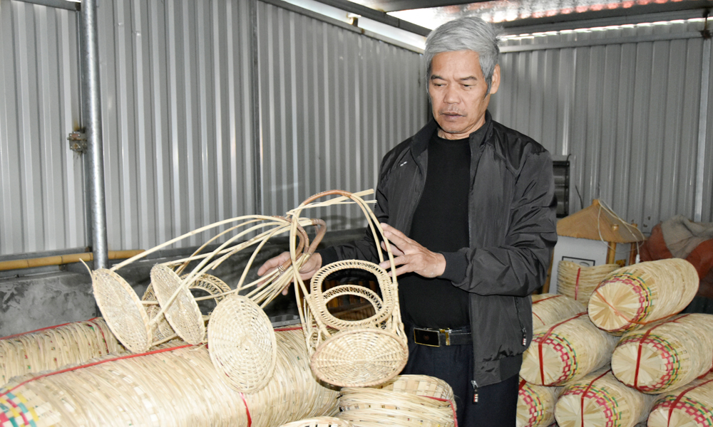 Giám đốc Hợp tác xã Mây tre đan Ngọc Quyết (xã Lạc Vệ) kiểm tra lô hàng chuẩn bị xuất khẩu sang Đài Loan (Trung Quốc).