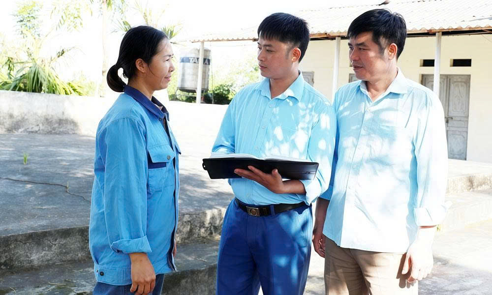 Cán bộ xã Ngọc Thiện tuyên truyền về đợt rà soát hộ nghèo, cận nghèo đến người dân địa phương.