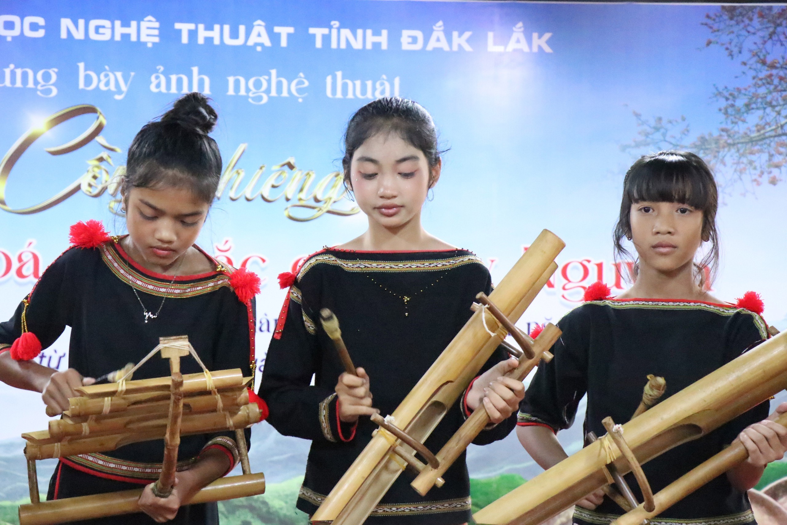 Âm thanh réo rắt, trầm bổng của nhạc cụ bằng tre chất chứa hơi thở đại ngàn, thể hiện sự giao hòa giữa con người và thiên nhiên. Ảnh: Tuấn Anh - TTXVN