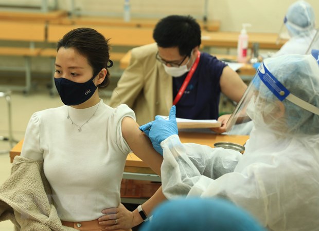 Tiêm vaccine phòng COVID-19 mũi 3 cho người dân. (Ảnh: Hoàng Hiếu/TTXVN)