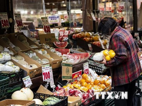 Người dân mua sắm tại một cửa hàng ở Tokyo, Nhật Bản. (Ảnh: AFP/TTXVN)