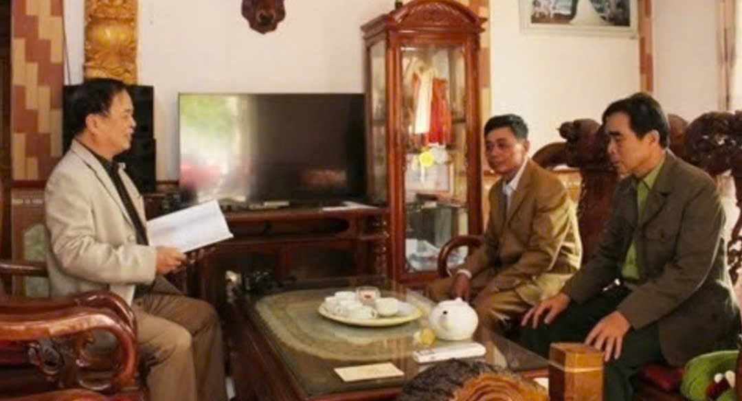 Ảnh: Ban Khuyến học dòng họ Bạch Công, xã Tú Sơn
(Kim Bôi) họp bàn về các nhiệm vụ trọng tâm trong năm.
