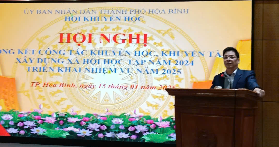 Ông Đinh Văn Ổn, Phó Chủ tịch  HKH tỉnh Hoà Bình
                     đến dự phát biểu chỉ đạo hội nghị             
