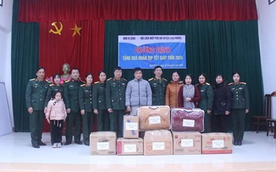 Ảnh: Đoàn trao quà cho các em trường TH&THCSS Yên Thượng, 
xã Thạch Yên.
