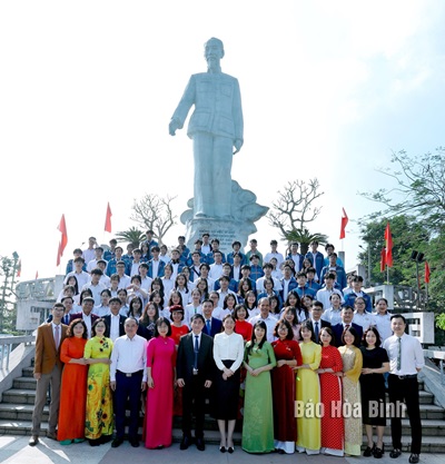 Ảnh: Các đội tuyển của tỉnh tham dự kỳ thi Kỳ thi chọn học sinh giỏi Quốc gia THPT năm học 2023-2024 lên dâng hương tại Tượng đài Bác hồ trước khi bước vào cuộc thi.