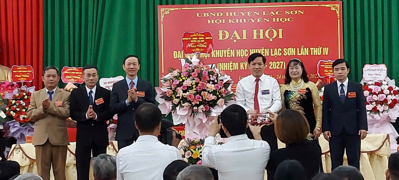 Ảnh: Đồng chí Bùi Văn Dương, UVBTVHU, Phó Chủ tịch UBND huyện tặng hoa chúc mừng Đại hội đại biểu Hội Khuyến học huyện Lạc Sơn, nhiệm kỳ 2022-2027