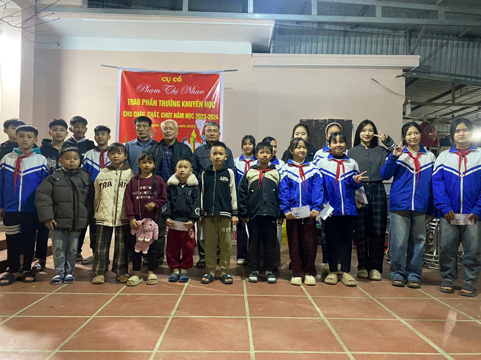 Dòng họ cụ cố: Phạm Thị Nhan - trao thưởng cho các cháu đạt thành tích cao trong học tập năm học 2024-2025