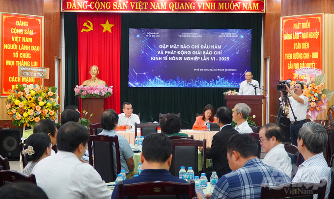 Thứ trưởng Bộ NN-PTNT Phùng Đức Tiến chủ trì buổi gặp mặt. Ảnh: Nguyễn Thủy