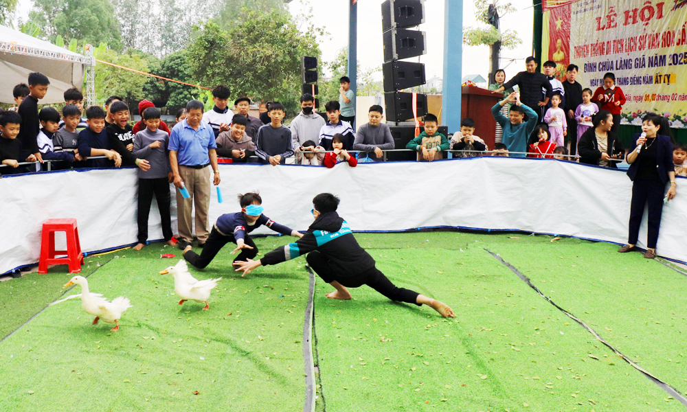 Trò chơi bịt mắt bắt vịt trên cạn tại lễ hội đình, chùa Giã, thị trấn Cao Thượng (Tân Yên) thu hút nhiều người tham gia, cổ vũ.