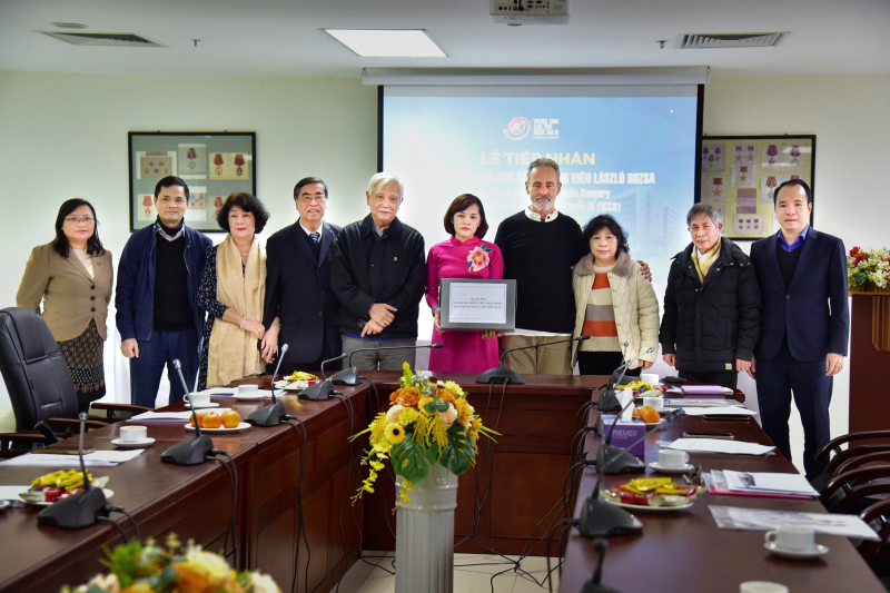 Trung tâm Lưu trữ Quốc gia III tiếp nhận tài liệu ảnh từ đại diện gia đình nhà báo László ROZSA. (Ảnh: Báo CAND)