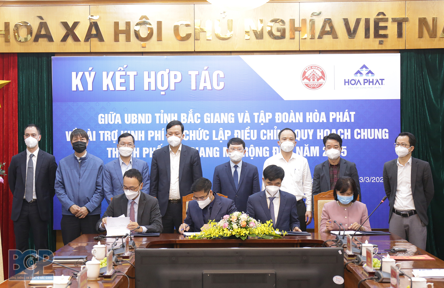 Chủ tịch UBND tỉnh Lê Ánh Dương cùng Phó Chủ tịch UBND tỉnh Lê Ô Pích chứng kiến Sở Xây dựng, Tập đoàn Hòa Phát
và các đơn vị tư vấn ký kết hợp tác, tài trợ.