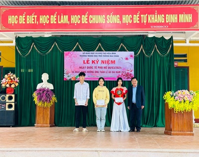 Ảnh: Trường THPT huyện Mai Châu trao học bổng học kỳ II, năm học 2023-2024